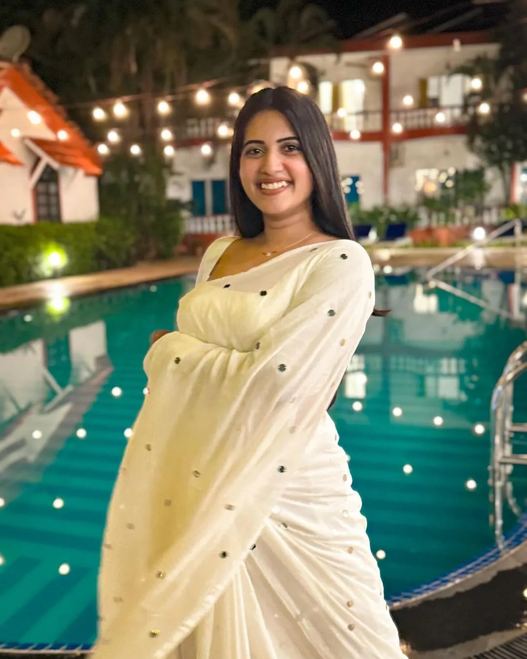 Tollywood Actress Sravanthi Chokarapu Images In White Saree Blouse